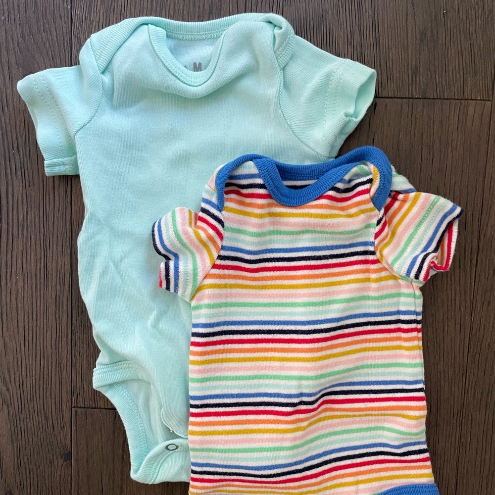 PRIMARY newborn organic cotton short sleeve onesies. EUC.